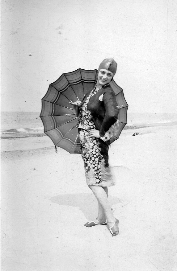 Beach fashion, 1915